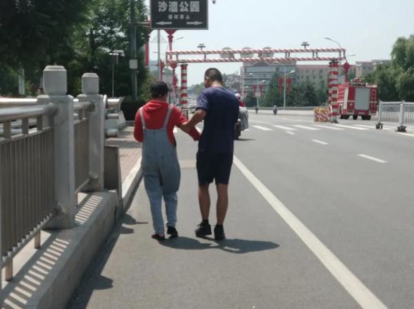漯河|漯河老两口吵架，大娘跨栏要跳河，好在他们及时赶到……